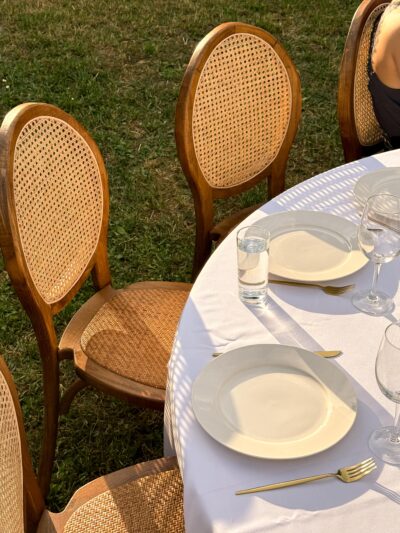 Toscana stolica od prirodnog drveta sa pletenim naslonom od španske trske, idealna za venčanja, luksuzne proslave i elegantne događaje — iznajmljivanje stolica