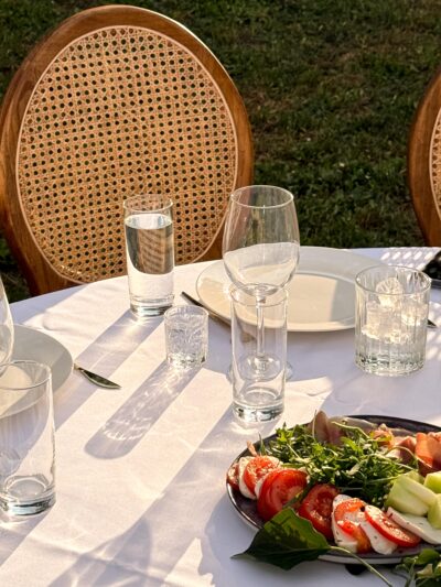 Toscana stolica od prirodnog drveta sa pletenim naslonom od španske trske, idealna za venčanja, luksuzne proslave i elegantne događaje — iznajmljivanje stolica