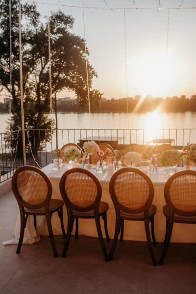 Toscana stolica od prirodnog drveta sa pletenim naslonom od španske trske, idealna za venčanja, luksuzne proslave i elegantne događaje — iznajmljivanje stolica