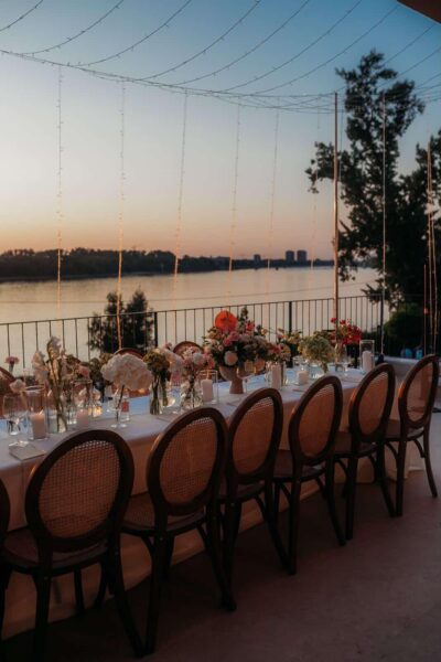 Toscana stolica od prirodnog drveta sa pletenim naslonom od španske trske, idealna za venčanja, luksuzne proslave i elegantne događaje — iznajmljivanje stolica