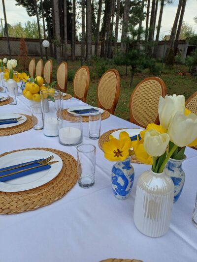 Toscana stolica od prirodnog drveta sa pletenim naslonom od španske trske, idealna za venčanja, luksuzne proslave i elegantne događaje — iznajmljivanje stolica