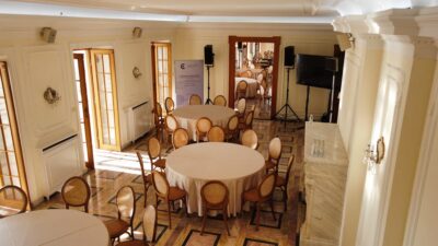 Toscana stolica od prirodnog drveta sa pletenim naslonom od španske trske, idealna za venčanja, luksuzne proslave i elegantne događaje — iznajmljivanje stolica